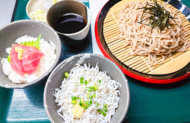 ざるそばとミニ鮪丼又はミニしらす丼セット