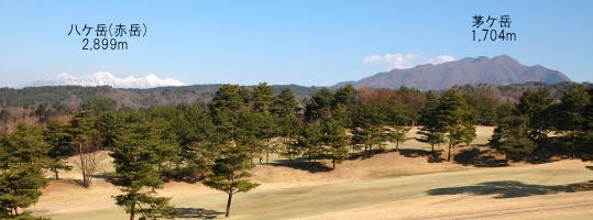 ゴルフ場の西側に見える上の山々が南アルプス