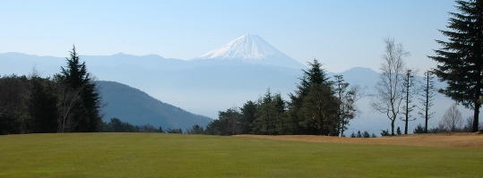 ゴルフ場の西側に見える上の山々が南アルプス